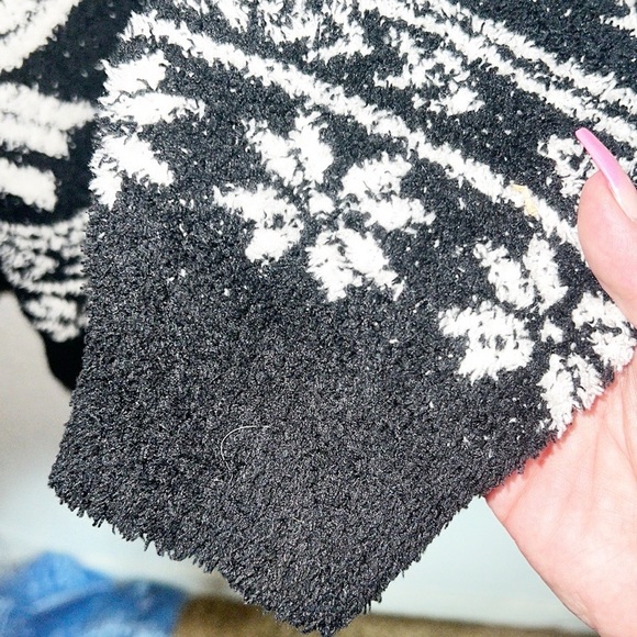 Barefoot Dreams Cozy Chic Soft Snowflake Knit Crewneck Fair Isle Sweater - Picture 5 of 8